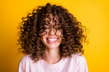 Frau mit Dauerwellen-Locken