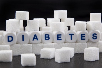 Würfel mit der Aufschrift Diabetes sind mit Zucker umrandet