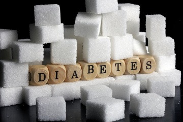 Würfel mit der Aufschrift Diabetes sind mit Zucker umrandet