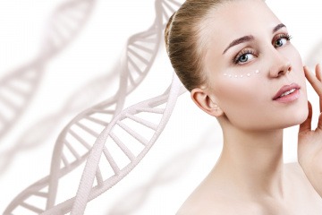 Hinter dem Gesicht einer Frau ist ein DNA-Strang zu sehen