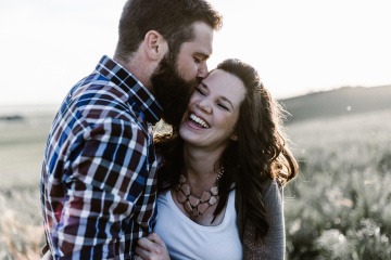 Ein Mann und eine Frau stärken durch Lachen ihre Beziehung