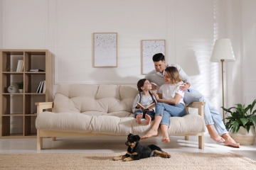 Eine Familie auf der Coach, energetisches Wohnen genießend