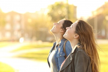 Zwei Frauen tanken in der Natur Energie