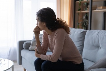 Eine Frau überlegt, um die richtigen Entscheidungen zu treffen