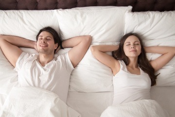 Ein Paar liegt im Bett