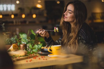 Eine Frau isst Ernährung gegen Stress