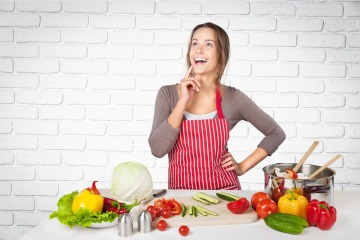 Eine Frau hat Nahrungsmittel für eine Human Design Ernährung vor sich