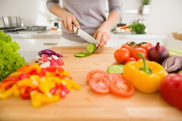 Eine Frau kocht einen der Ernährungstrends