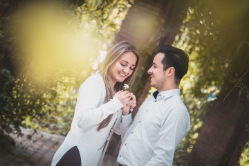 Mann gibt Frau eine Blume als Idee fürs erste Date