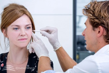 Ein Arzt führt ein Fadenlifting mit PDO-Fäden durch