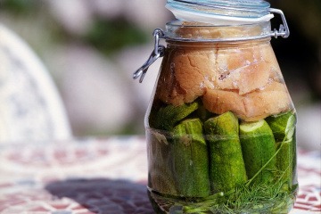 Gurken werden mittels Fermentation in einem Glas haltbar gemacht