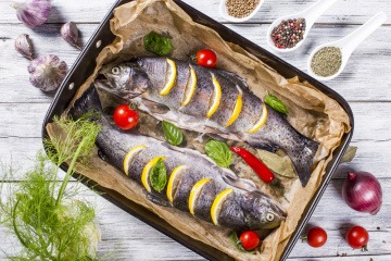 Auf einem Teller liegt Fisch (essen ungesund?)