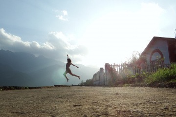 Eine Frau springt fit durch den Tag