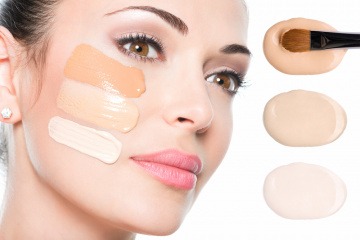 Eine Frau hat Foundation in drei verschiedenen Farben im Gesicht
