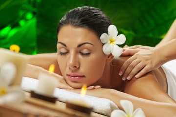 Eine Frau liegt bei einer Ayurveda Massage