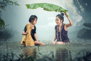 Eine Frau und ein Kind mit gutem Immunsystem sitzen im Wasser