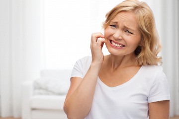 Eine Frau mit sensibler Haut kratzt sich