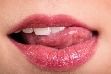 eine Frau leckt ihre Lippe