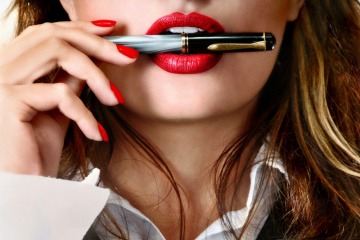 Eine Frau im sexy Business Outfit