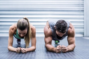 Eine Frau und ein Mann trainieren im Fitness-Studio