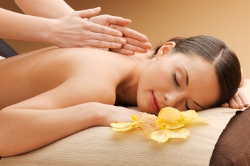 Eine Frau wird mit einer Energie Massage massiert