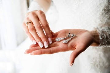 Frau hält Schmuck in der Hand