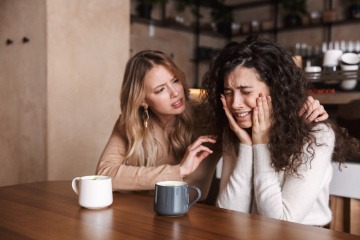 Eine Frau will eine verzweifelte Freundin aufmuntern