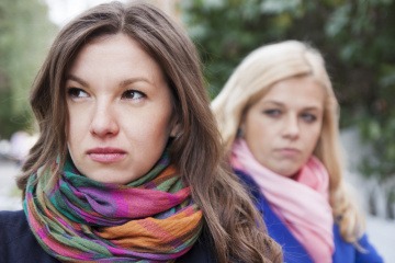 Zwei Frauen schauen unzufrieden in die Leere