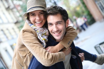 Ein Paar, bei dem man nicht kennt, ob es Freundschaft oder Liebe ist