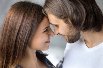 Paar, Freundschaft oder Liebe, hat die Köpfe aneinander gelehnt
