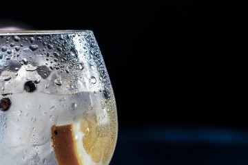 In einem Glas frischen Wassers ist eine Zitrone