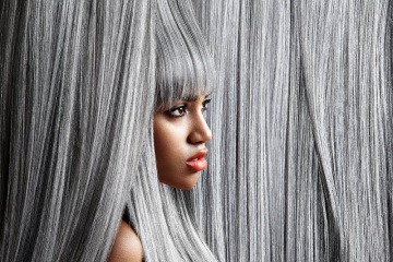 Eine Frau mit grauen Haaren