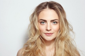 Frau mit langen Haaren