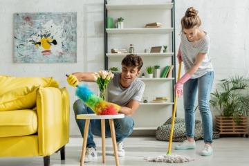 Frühjahrsputz Checkliste - junges Paar beim Frühjahrsputz in der eigenen Wohnung.