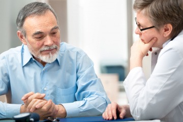 Ein ganzheitlicher Naturheiltherapeut hat ein Gespräch mit einem Patienten