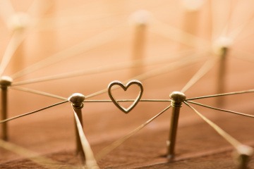 Ein Herz als Zeichen der Liebe verbindet viele Stecken mit eine Seil