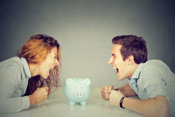 Beziehungsstress wegen Geld - Beziehung zwischen Mann und Frau ist gefährdet, weil beide sich nicht über die Finanzen einig werden können. 