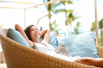 Eine Frau sitzt in einem Feng Shui Wohnzimmer