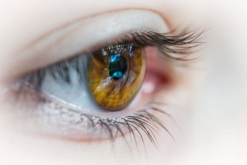 Ein Auge mit einem Augenlid, das gereizt sein könnte