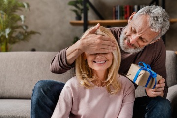 Ein Mann überreicht einer Frau ein Geschenk