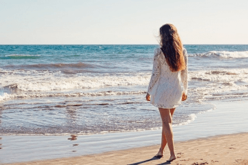 Eine Frau am Strand hat gesunde, kräftige Haare