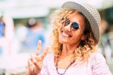 Gesund wirkende und schöne Frau lächelt
