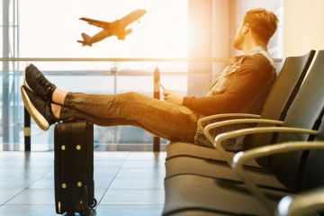 Ein Mann wartet geduldig am Flughafen
