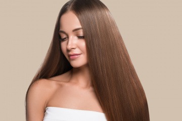 Glossing Haare - eine Frau mit langem, gesund glänzendem Haar. 