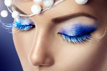 Eine Frau trägt ein festliches Augen Make up