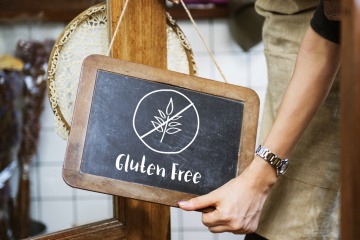 Auf einem Schild steht glutenfrei