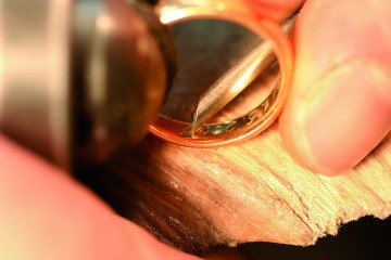 Goldschmied Franz Baischer graviert einen Ring
