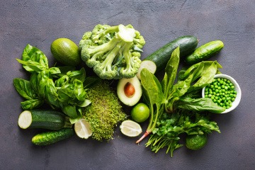 Grünes Gemüse mit Glutathion in einer Schüssel