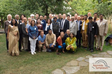 Die Referenten des Ayurveda Symposiums 2018 stehen als Gruppe zusammen