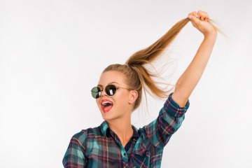 Frau mit starken Haaren und Pferdeschwanz